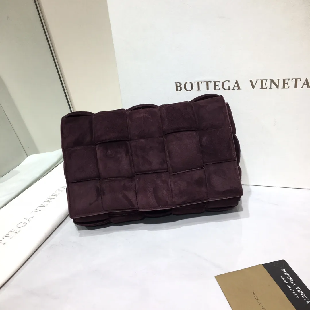 The Veneta Cassette pillow bag is made of soft frosted calfskin + aged matte gold buckle, very very fashionable! ! The leather feels super comfortable to the touch, and it has adjustable spaghetti straps with a signature triangle buckle. Size:26cm*18cm*8cm